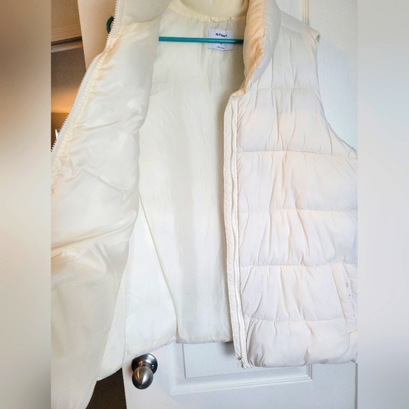Women's Old Navy XXLT puffer vest. White. Tall collar. Keeps you warm & cozy - Picture 9 of 9